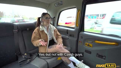 Пикап с Таксистом: Грудастая Блонда на Заднем Сиденье